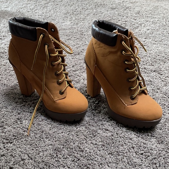 Charlotte Russe size 6 brown ankle boots - Picture 3 of 3